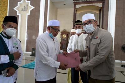 Gubernur Jabar Ridwan Kamil melakukan pertemuan dengan Ketua MUI NTT Abdul Kadir Makarim, di Masjid Raya Nurussa'adah, Kota Kupang, Sabtu (1/5/2021).