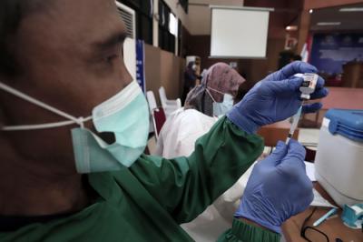 Pekerja industri dan sektor pelayanan publik di wilayah Jakarta mengikuti program vaksinasi di Jakarta, Sabtu (1/5/2021).