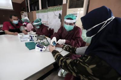 Pekerja industri dan sektor pelayanan publik di wilayah Jakarta mengikuti program vaksinasi di Jakarta, Sabtu (1/5/2021).