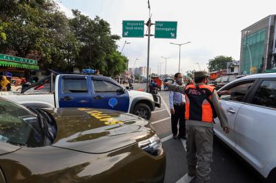 Aparat Kepolisian menutup sejumlah akses jalan menuju kawasan Pasar Tanah Abang, Jakarta Pusat, Minggu (2/5/2021).