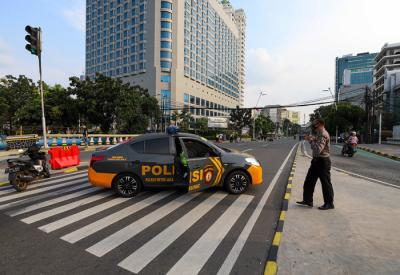 Aparat Kepolisian menutup sejumlah akses jalan menuju kawasan Pasar Tanah Abang, Jakarta Pusat, Minggu (2/5/2021).