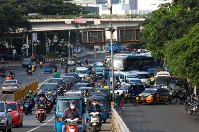 Aparat Kepolisian menutup sejumlah akses jalan menuju kawasan Pasar Tanah Abang, Jakarta Pusat, Minggu (2/5/2021).
