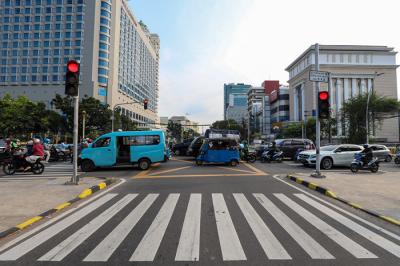 Aparat Kepolisian menutup sejumlah akses jalan menuju kawasan Pasar Tanah Abang, Jakarta Pusat, Minggu (2/5/2021).