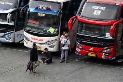 Suasana aktivitas Terminal Kampung Rambutan, Jakarta Timur, Minggu (2/5/2021).
