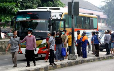 Suasana aktivitas Terminal Kampung Rambutan, Jakarta Timur, Minggu (2/5/2021).