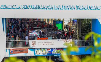 Warga memadati jembatan penyebrangan multiguna Tanah Abang untuk berbelanja di Jakarta Pusat, Minggu (2/5/2021).