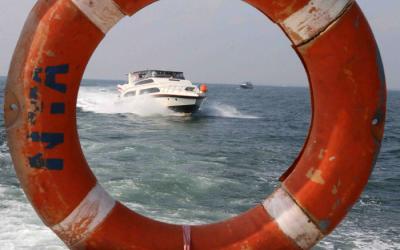 Penumpang melakukan penyeberangan dengan menggunakan ojek tradisional atau perahu penyebrangan Kaliadem tujuan Kepulauan Seribu di Jakarta, Senin (3/5/2021).
