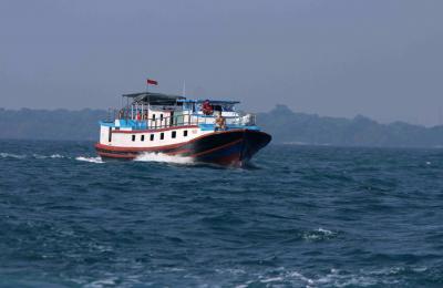 Penumpang melakukan penyeberangan dengan menggunakan ojek tradisional atau perahu penyebrangan Kaliadem tujuan Kepulauan Seribu di Jakarta, Senin (3/5/2021).