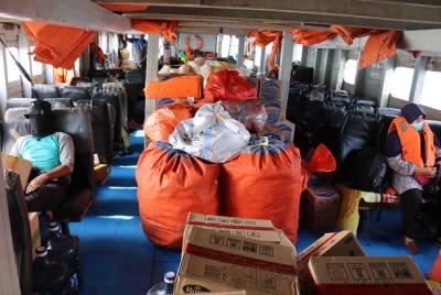 Penumpang melakukan penyeberangan dengan menggunakan ojek tradisional atau perahu penyebrangan Kaliadem tujuan Kepulauan Seribu di Jakarta, Senin (3/5/2021).