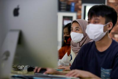 Siswa SMA Pintar Lazuardi melakukan pembelajaran dengan metode Blended Learning di Ciputat, Tangerang Selatan, Banten, Senin (3/5/2021).