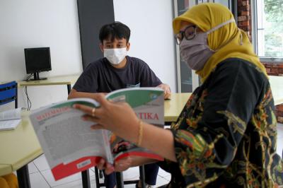 Siswa SMA Pintar Lazuardi melakukan pembelajaran dengan metode Blended Learning di Ciputat, Tangerang Selatan, Banten, Senin (3/5/2021).