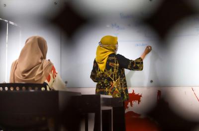 Siswa SMA Pintar Lazuardi melakukan pembelajaran dengan metode Blended Learning di Ciputat, Tangerang Selatan, Banten, Senin (3/5/2021).