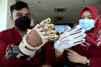 Mahasiswa Fakultas Kedokteran Universitas Muhammadiyah (FK UM) Surabaya, menunjukkan inovasi Bulstopper di Kampus UM Surabaya, Jawa Timur, Senin (3/5/2021).