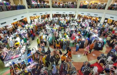 Suasana pengunjung di Mall Panakukang Makassar, Sulawesi Selatan, Senin (3/5/2021).
