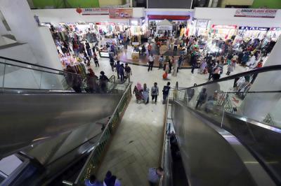 Suasana pusat perbelanjaan Blok B, Pasar Tanah Abang terlihat kembali normal atau longgar di Jakarta, Senin (3/5/2021).