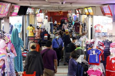 Suasana pusat perbelanjaan Blok B, Pasar Tanah Abang terlihat kembali normal atau longgar di Jakarta, Senin (3/5/2021).