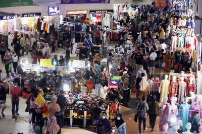 Suasana pusat perbelanjaan Blok B, Pasar Tanah Abang terlihat kembali normal atau longgar di Jakarta, Senin (3/5/2021).