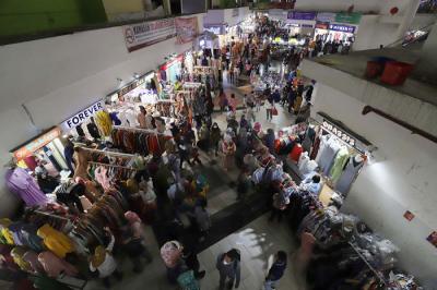 Suasana pusat perbelanjaan Blok B, Pasar Tanah Abang terlihat kembali normal atau longgar di Jakarta, Senin (3/5/2021).