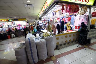 Suasana pusat perbelanjaan Blok B, Pasar Tanah Abang terlihat kembali normal atau longgar di Jakarta, Senin (3/5/2021).
