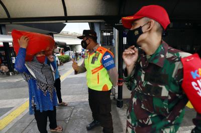 Stasiun Tanah Abang, Jakarta Pusat, ditutup sementara selama empat jam imbas kerumunan di Pasar Tanah Abang pada minggu kemarin.