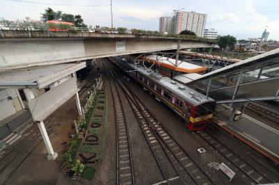 Stasiun Tanah Abang, Jakarta Pusat, ditutup sementara selama empat jam imbas kerumunan di Pasar Tanah Abang pada minggu kemarin.