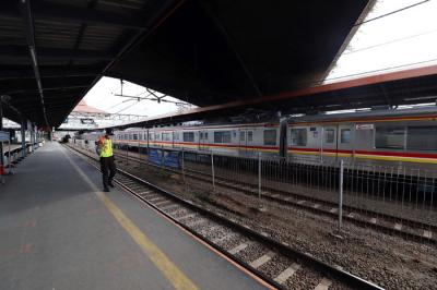 Stasiun Tanah Abang, Jakarta Pusat, ditutup sementara selama empat jam imbas kerumunan di Pasar Tanah Abang pada minggu kemarin.