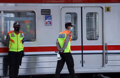 Stasiun Tanah Abang, Jakarta Pusat, ditutup sementara selama empat jam imbas kerumunan di Pasar Tanah Abang pada minggu kemarin.