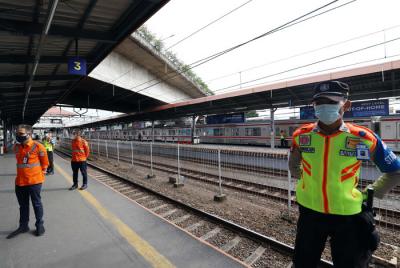 Stasiun Tanah Abang, Jakarta Pusat, ditutup sementara selama empat jam imbas kerumunan di Pasar Tanah Abang pada minggu kemarin.