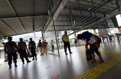 Stasiun Tanah Abang, Jakarta Pusat, ditutup sementara selama empat jam imbas kerumunan di Pasar Tanah Abang pada minggu kemarin.