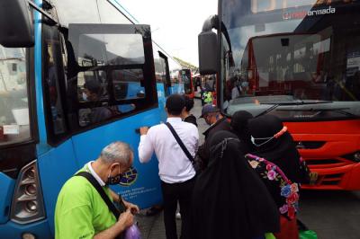 Sejumlah warga menaiki Bus Transjakarta untuk menuju Stasiun Kereta Api yang mereka tuju di Stasiun Tanah Abang, Jakarta, Senin (3/5/2021).
