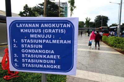 Sejumlah warga menaiki Bus Transjakarta untuk menuju Stasiun Kereta Api yang mereka tuju di Stasiun Tanah Abang, Jakarta, Senin (3/5/2021).