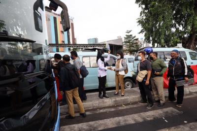 Sejumlah warga menaiki Bus Transjakarta untuk menuju Stasiun Kereta Api yang mereka tuju di Stasiun Tanah Abang, Jakarta, Senin (3/5/2021).