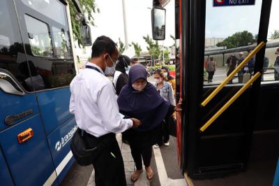 Sejumlah warga menaiki Bus Transjakarta untuk menuju Stasiun Kereta Api yang mereka tuju di Stasiun Tanah Abang, Jakarta, Senin (3/5/2021).