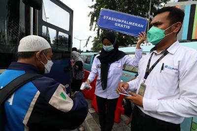 Sejumlah warga menaiki Bus Transjakarta untuk menuju Stasiun Kereta Api yang mereka tuju di Stasiun Tanah Abang, Jakarta, Senin (3/5/2021).