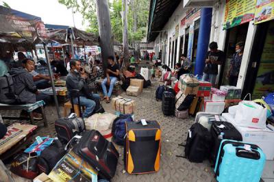 Pemudik memadati terminal Poris Plawad, Cipondoh, Tangerang, Banten, Selasa (4/5/2021).