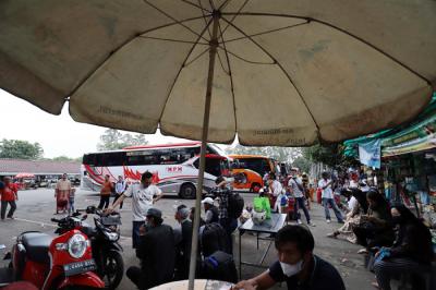 Pemudik memadati terminal Poris Plawad, Cipondoh, Tangerang, Banten, Selasa (4/5/2021).
