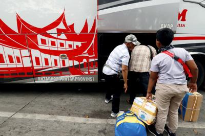 Pemudik memadati terminal Poris Plawad, Cipondoh, Tangerang, Banten, Selasa (4/5/2021).