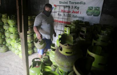 Pekerja merapikan elpiji di kawasan Pasar Rebo, Jakarta Timur, Selasa (4/5/2021).