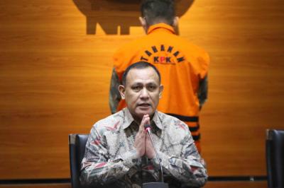 Direktur Pemeriksaan dan Penagihan Direktorat Jenderal Pajak tahun 2016-2019 Angin Prayitno Aji digiring petugas di Gedung KPK, Jakarta, Selasa (4/5/2021).