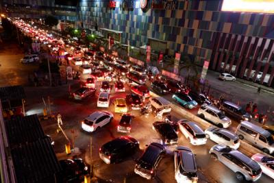Pengendara terjebak kemacetan di kawasan jalan menuju Mall Panakukang, Makassar, Sulawesi Selatan, Selasa (4/5/2021).