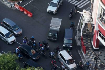Pengendara terjabak macet ketika waktu pulang kerja di akses Jalan menuju Jalan Tunjungan Surabaya, Jawa Timur, Senin (3/5/2021).