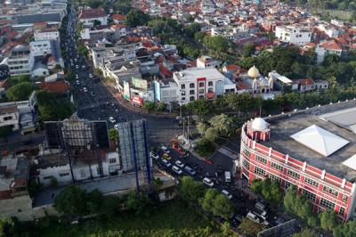 Pengendara terjabak macet ketika waktu pulang kerja di akses Jalan menuju Jalan Tunjungan Surabaya, Jawa Timur, Senin (3/5/2021).
