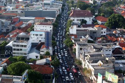Pengendara terjabak macet ketika waktu pulang kerja di akses Jalan menuju Jalan Tunjungan Surabaya, Jawa Timur, Senin (3/5/2021).