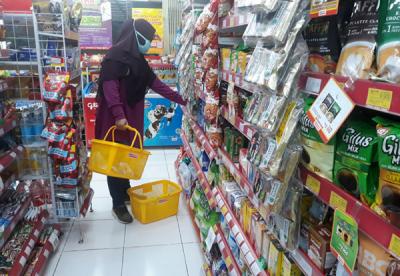 Warga saat berbelanja di salah satu mini market di kawasan Pondok Melati, Kota Bekasi, Jawa Barat, Selasa (4/5/2021).