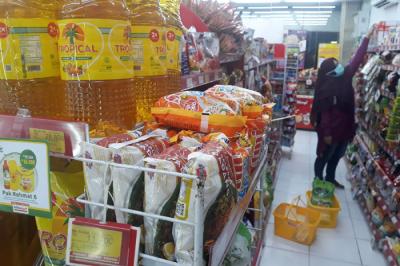 Warga saat berbelanja di salah satu mini market di kawasan Pondok Melati, Kota Bekasi, Jawa Barat, Selasa (4/5/2021).