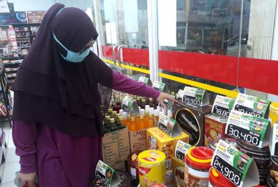 Warga saat berbelanja di salah satu mini market di kawasan Pondok Melati, Kota Bekasi, Jawa Barat, Selasa (4/5/2021).