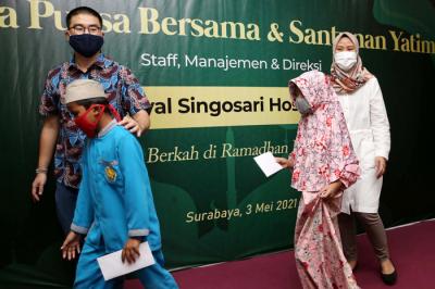 Penari membawakan tarian Sufi menghibur para penghafal Alquran dan anak Yatim saat buka puasa bersama dan santunan Yatim yang di Jawa Timur, Senin (3/5/2021).