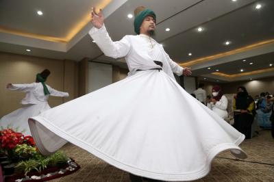 Penari membawakan tarian Sufi menghibur para penghafal Alquran dan anak Yatim saat buka puasa bersama dan santunan Yatim yang di Jawa Timur, Senin (3/5/2021).