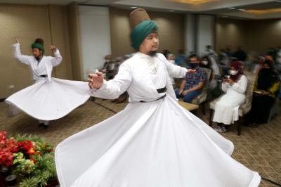 Penari membawakan tarian Sufi menghibur para penghafal Alquran dan anak Yatim saat buka puasa bersama dan santunan Yatim yang di Jawa Timur, Senin (3/5/2021).