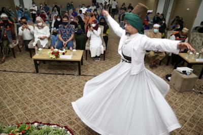 Penari membawakan tarian Sufi menghibur para penghafal Alquran dan anak Yatim saat buka puasa bersama dan santunan Yatim yang di Jawa Timur, Senin (3/5/2021).
